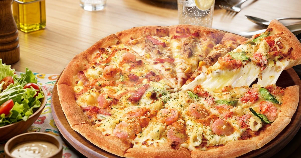 「蟹と海老のシーフードグラタン４」の全体像。紅ずわい蟹とたっぷり海老のオマールソースグラタン、海老マヨ明太ベーコン、ツナマイルドが楽しめる。