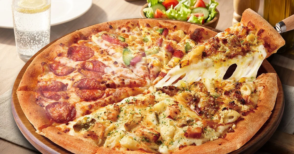 「プルコギとチキンのミートグラタン４」の全体像。プルコギグラタン、チキンとマッシュルームのグラタン、ペパロニクラシック、アスパラベーコーンが組み合わされたピザ。