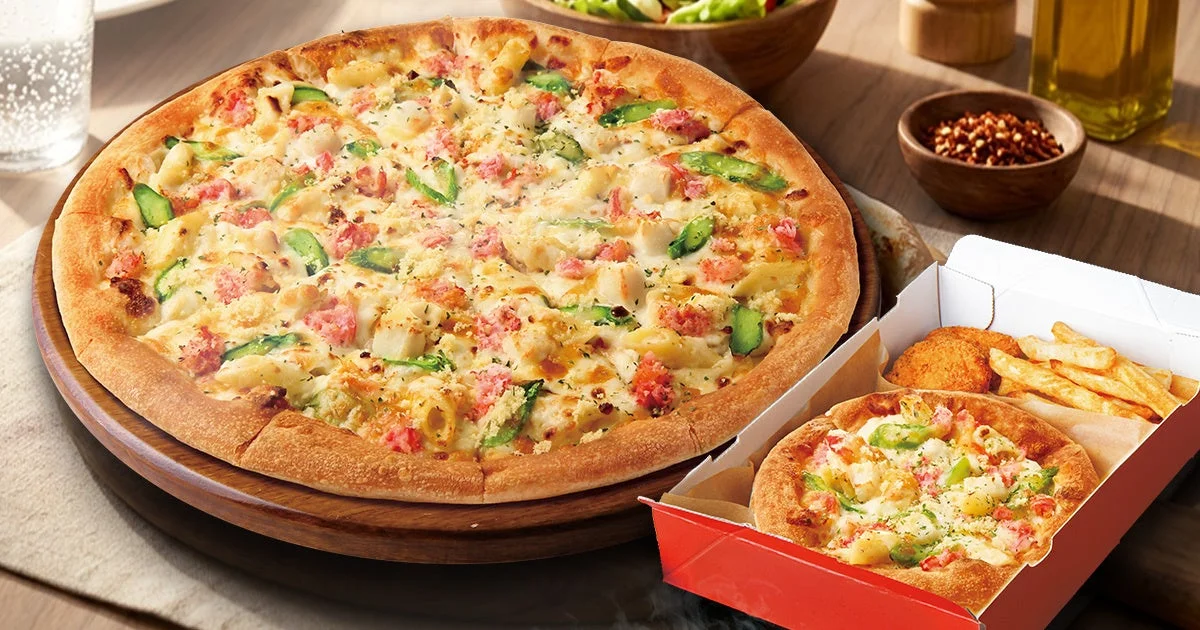 紅ずわい蟹のグラタンピザのホールサイズとMY BOX。蟹の身がたっぷり乗った美味しそうなピザ。