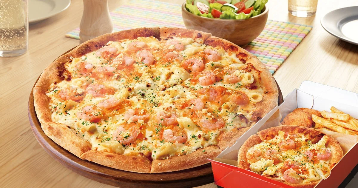 たっぷり海老のオマールソースグラタンピザのホールサイズとMY BOX。プリプリの海老が食欲をそそる。