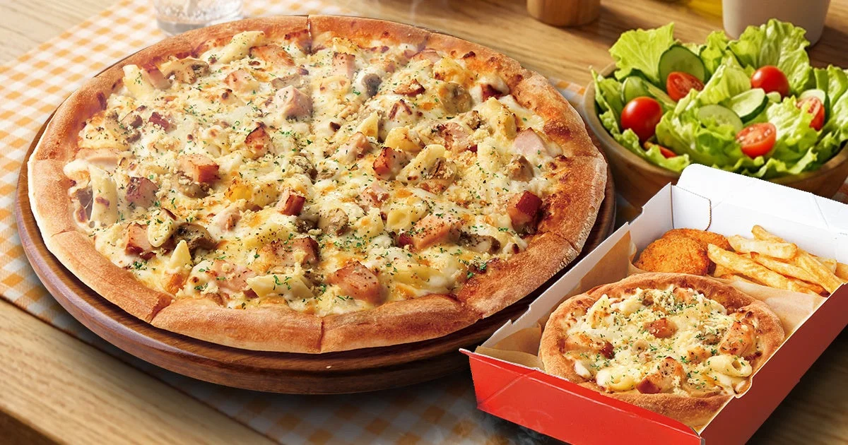 チキンとマッシュルームのグラタンピザのホールサイズとMY BOX。定番の具材がたっぷり乗ったピザ。