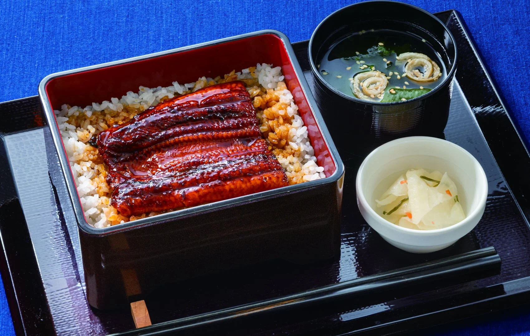 ガストのうな重とお吸い物、漬物