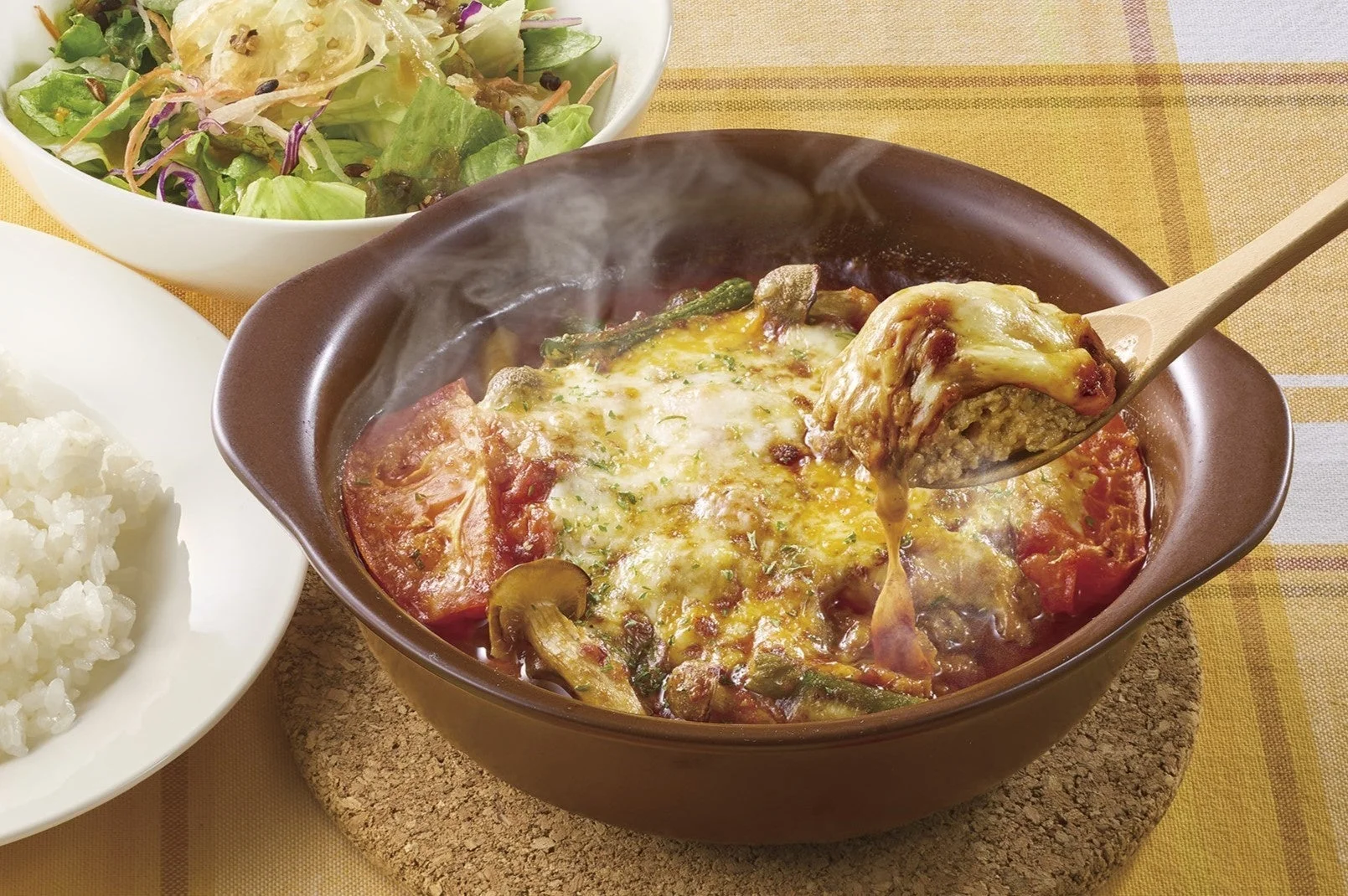 ジョナサンのスプーンで食べるジューシーハンバーグとサラダ、ライス