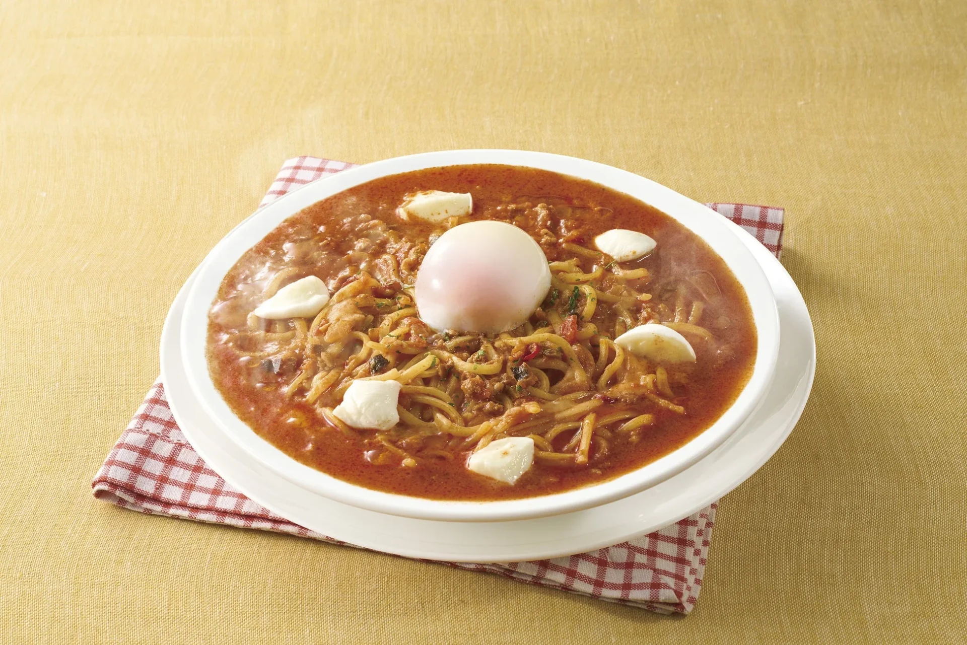 ジョナサンのやみつきミートスープパスタに温泉卵とモッツァレラチーズをトッピング