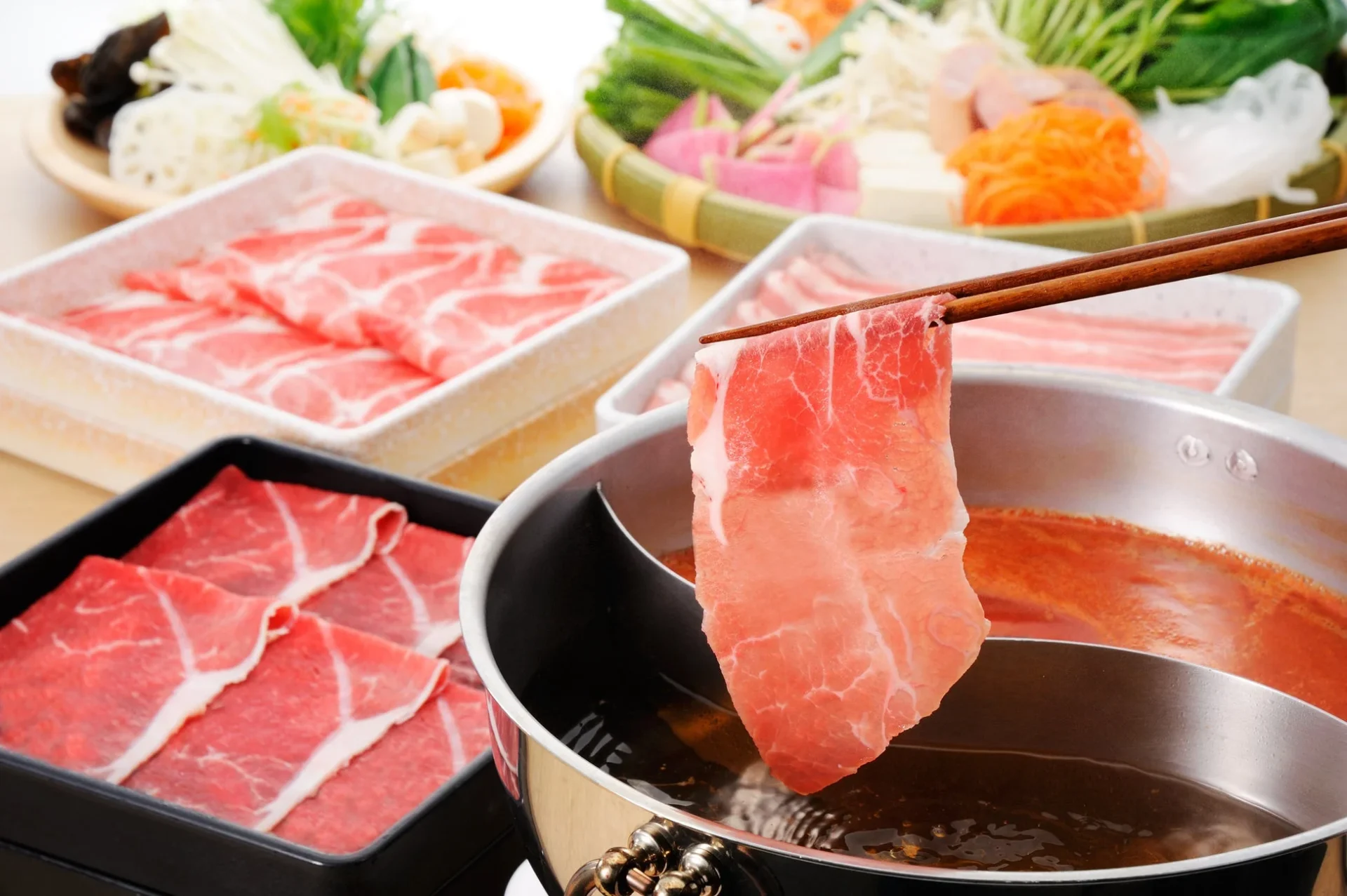 しゃぶ葉の新鮮な肉と野菜の盛り合わせ