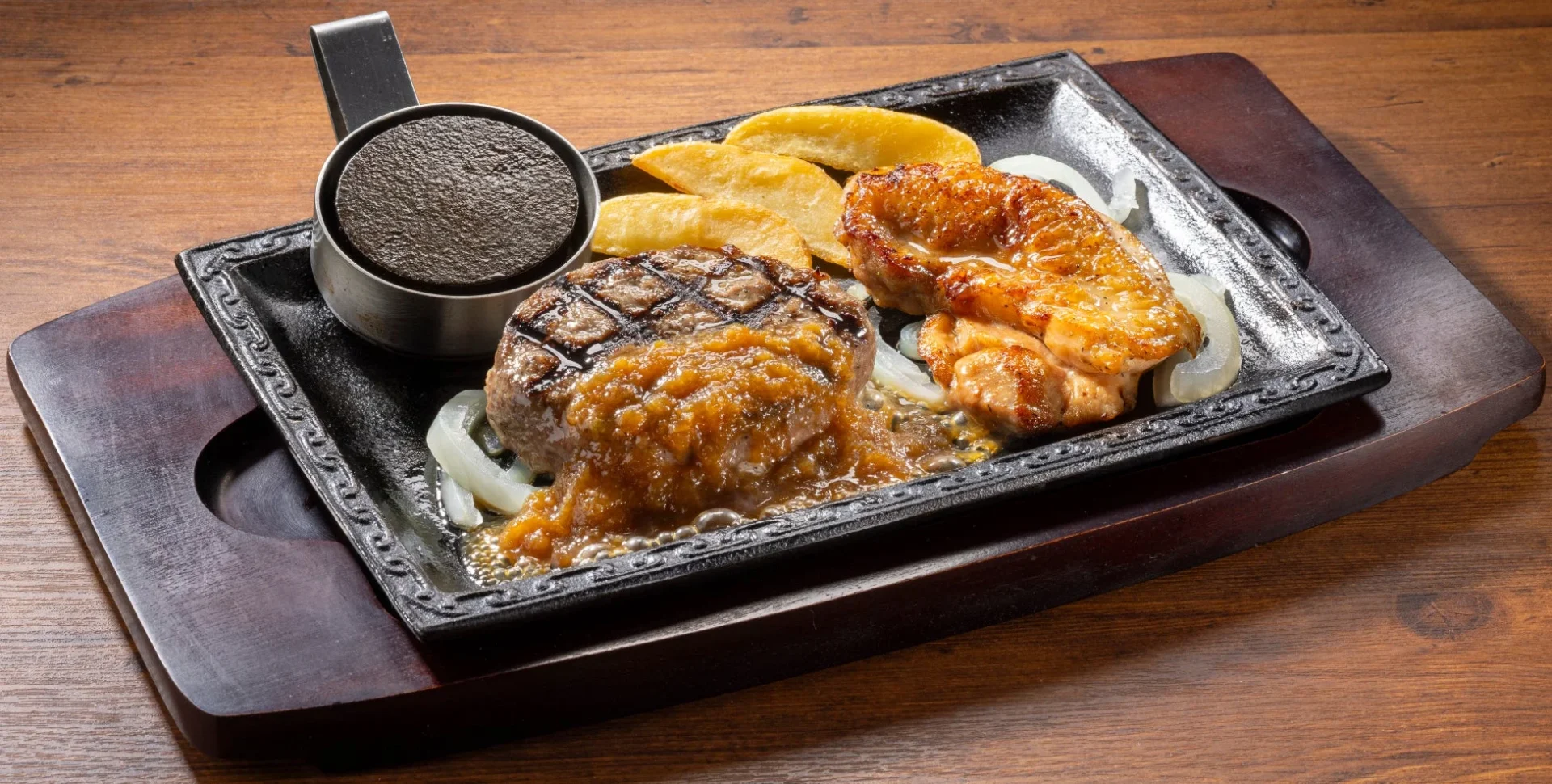 ステーキガストの超粗びきステーキバーグと炭焼き風チキングリル