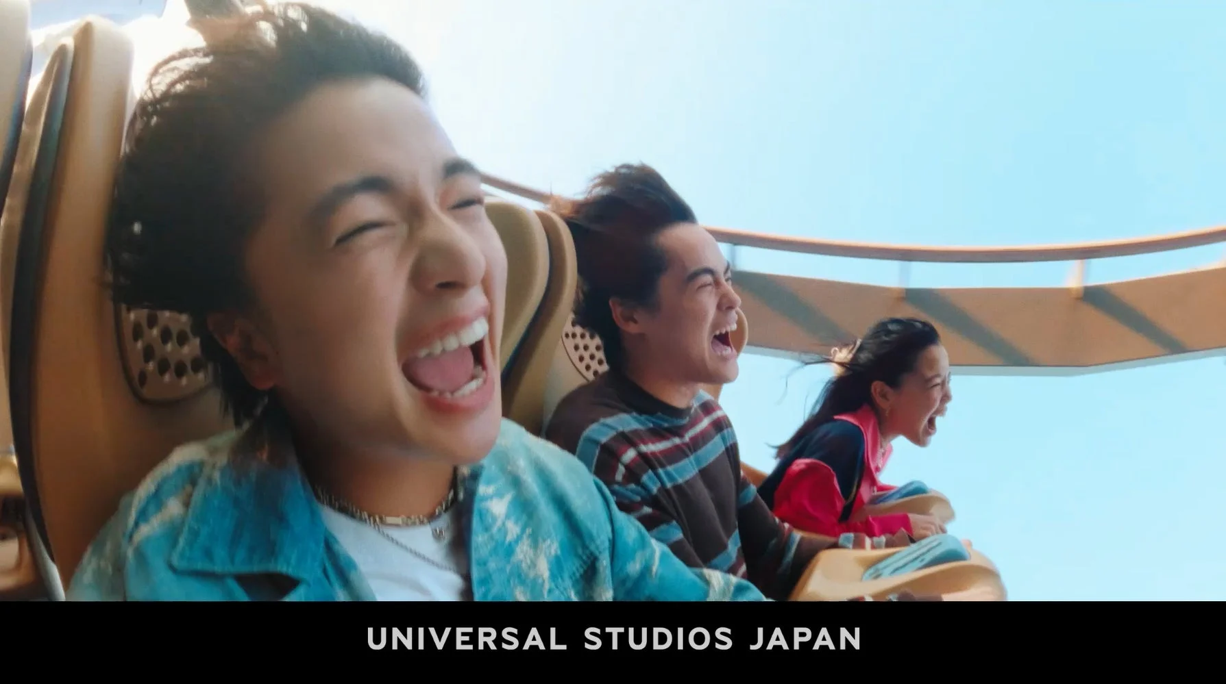 木戸大聖さんがハリウッド・ドリーム・ザ・ライドで絶叫するCMの一場面。