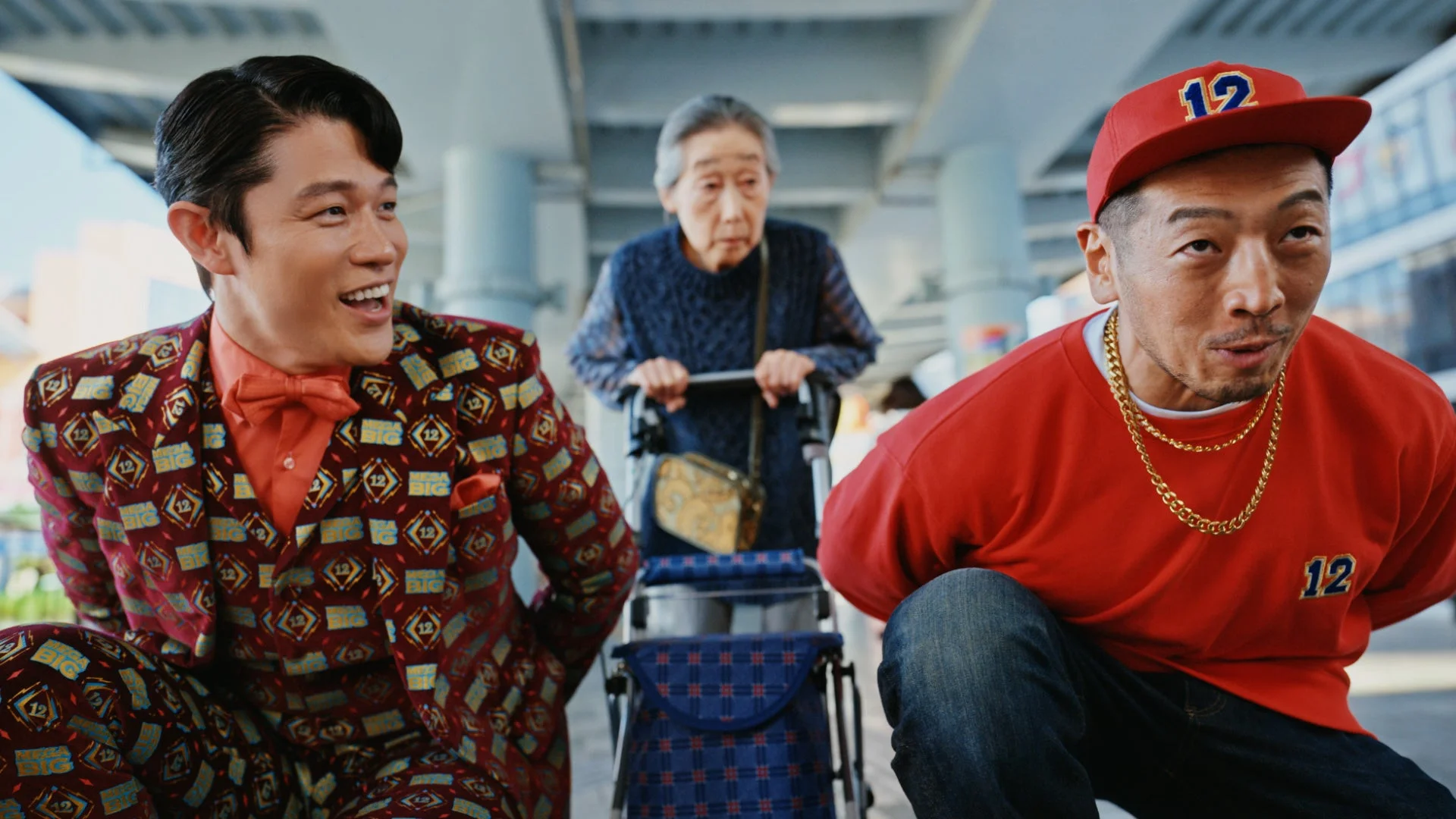 鈴木亮平さんとライバル男性がお婆さんの前でしゃがみ込むMEGABIG新CM『徳を積む』篇