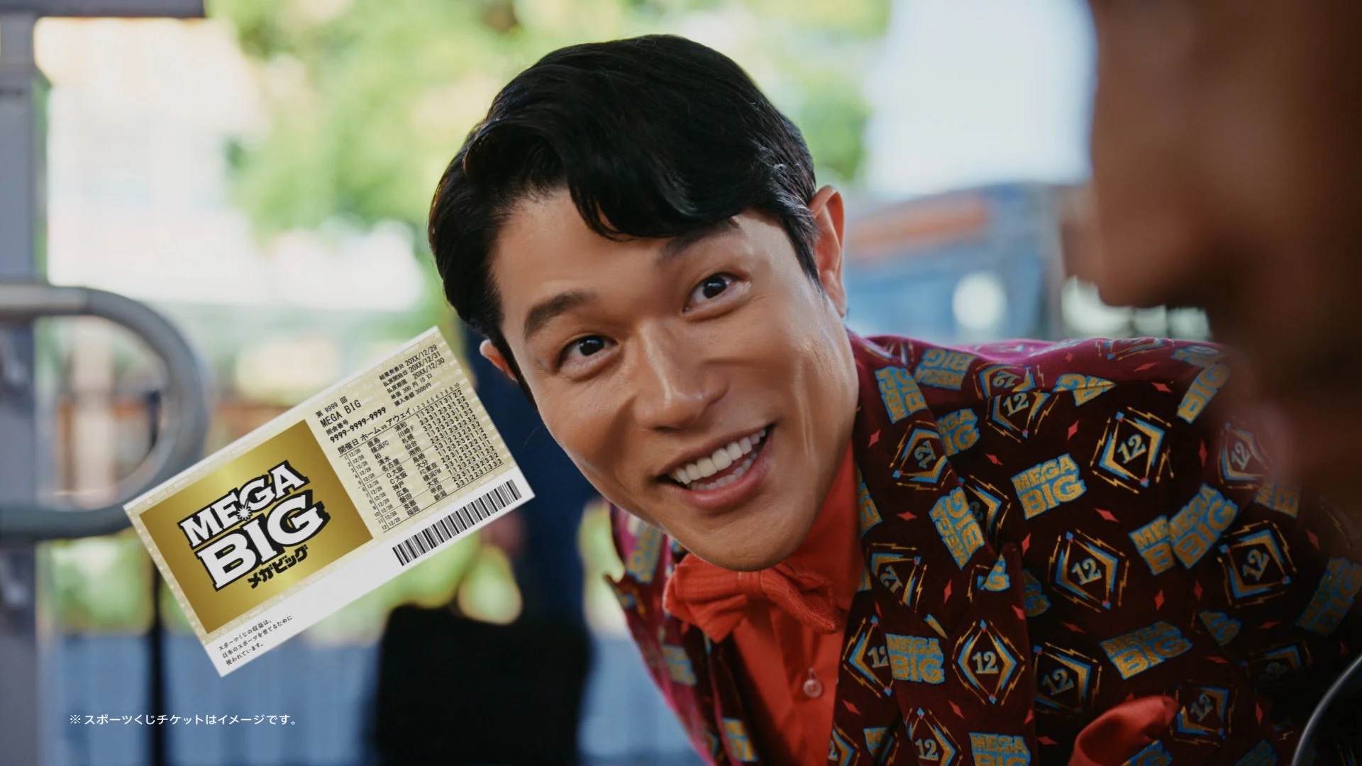 鈴木亮平さんがMEGABIGくじ券を手に笑顔を見せる新CM『徳を積む』篇