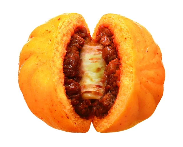 とろけるチーズと麻辣餡が見える麻辣チーズ肉まんの断面