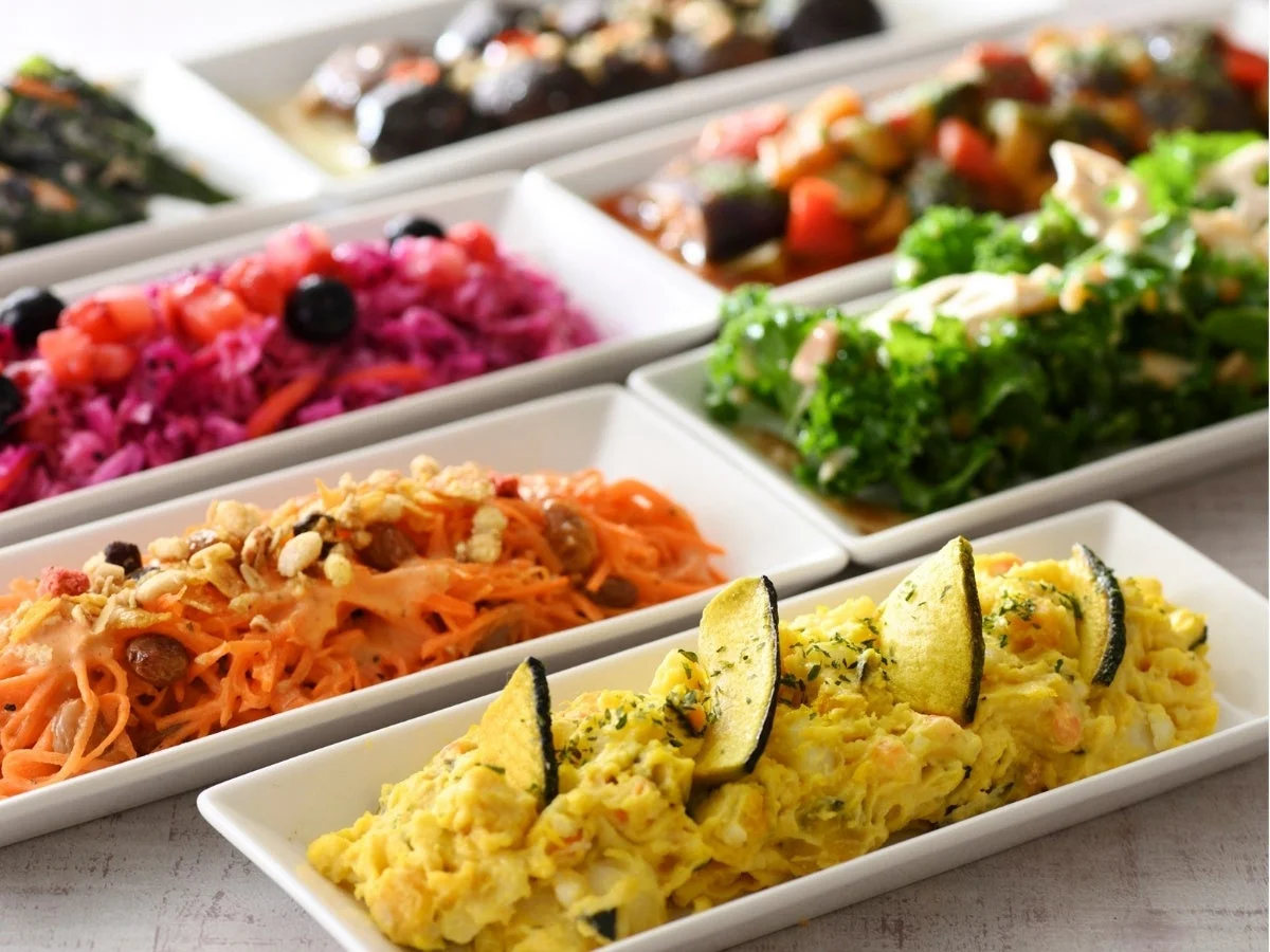 ニラックスブッフェで提供される彩り豊かなデリ・サラダ料理