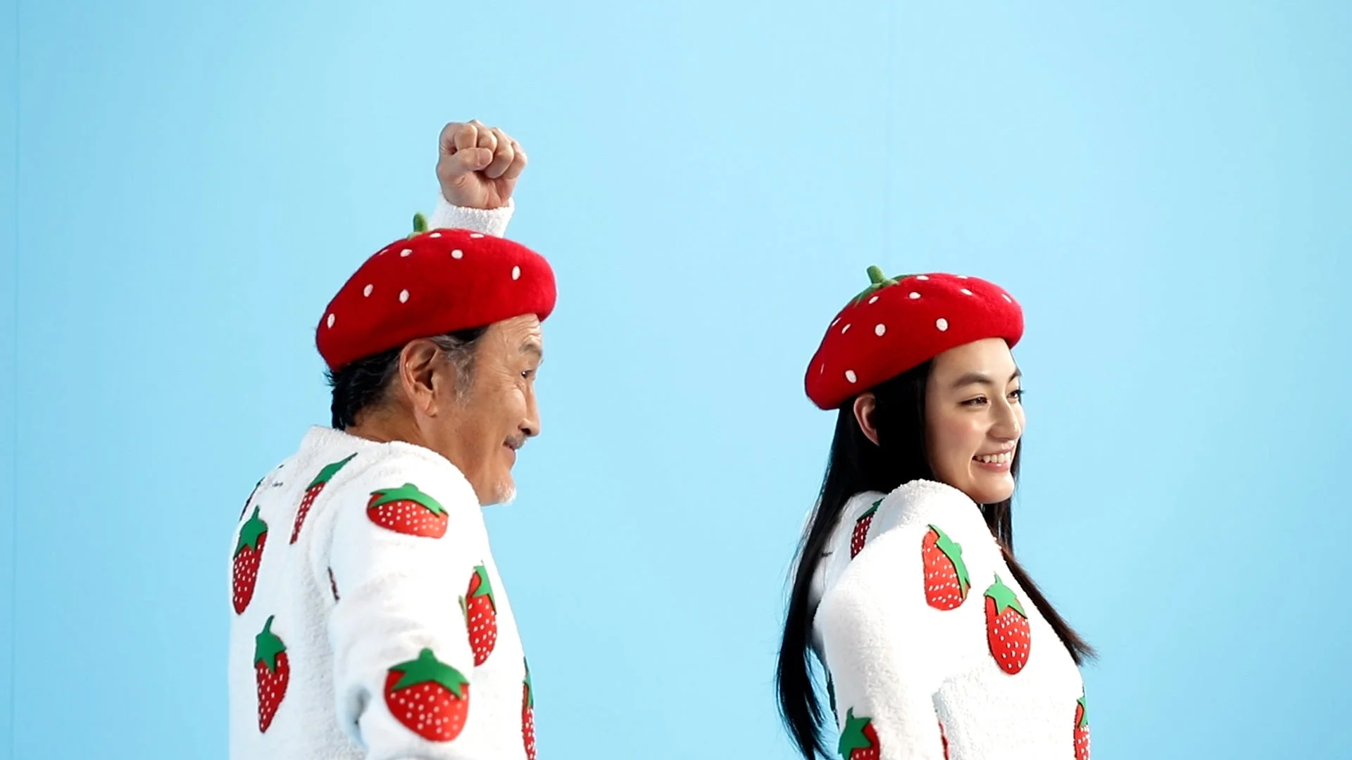 いちごの衣装を着て拳を突き上げる吉田鋼太郎さんと微笑む八木莉可子さん