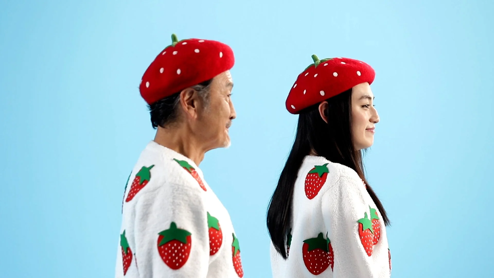 いちごの衣装を着て横向きに立つ吉田鋼太郎さんと八木莉可子さん