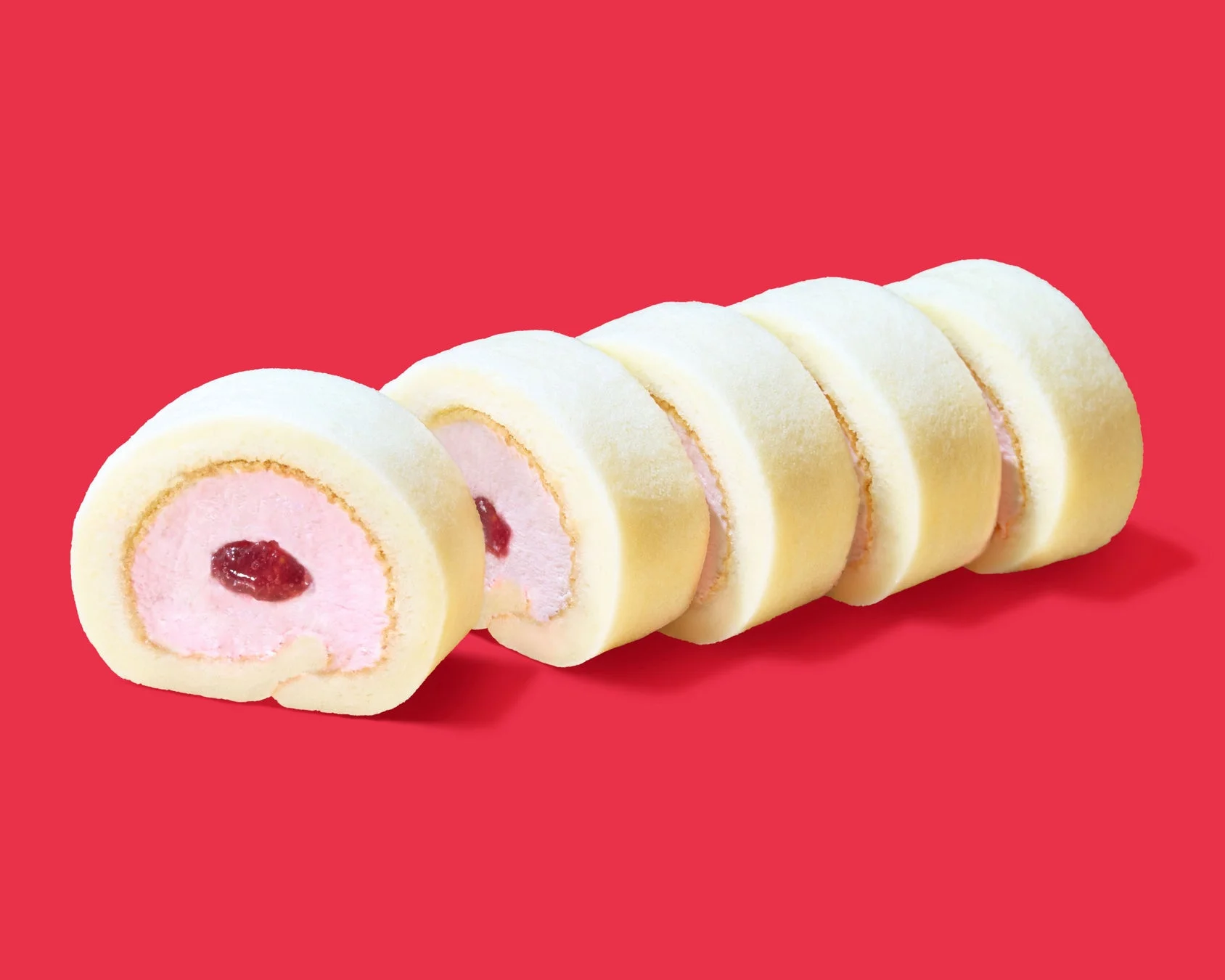 いちごクリームといちごソースが入ったもっちりクリームロール