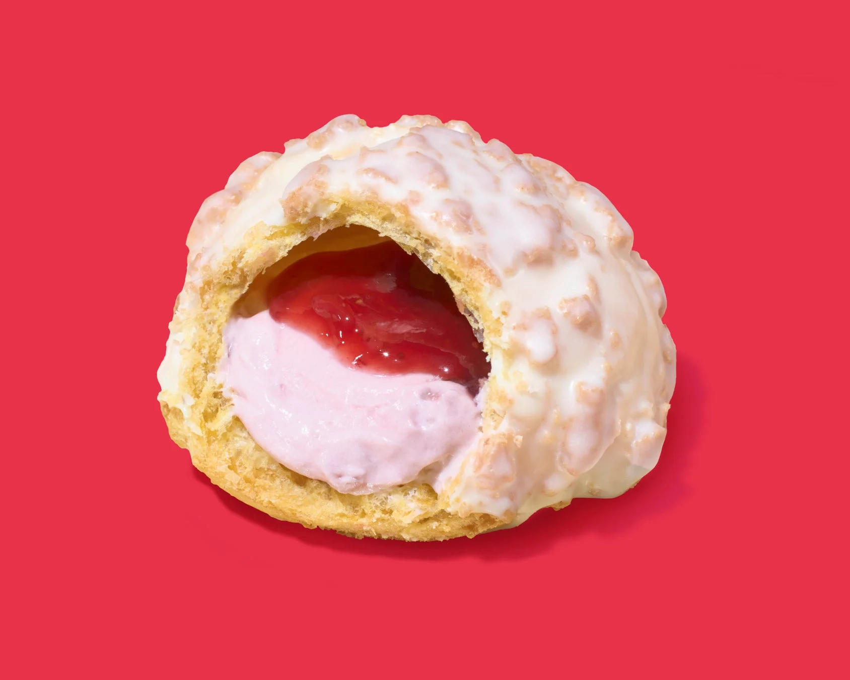 いちご果肉入りクリームといちごソースが入ったザクザク食感のクッキーシュー