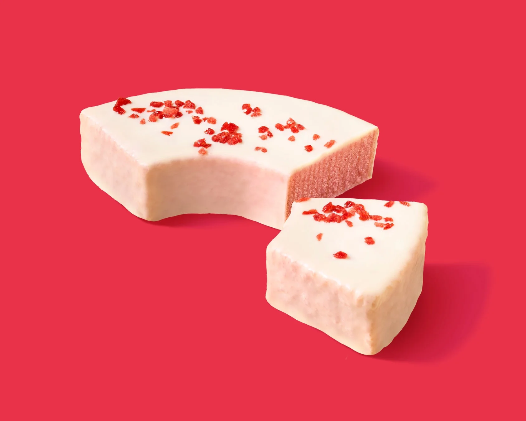 ホワイトチョコといちごフレークがトッピングされたいちごのバウムクーヘン