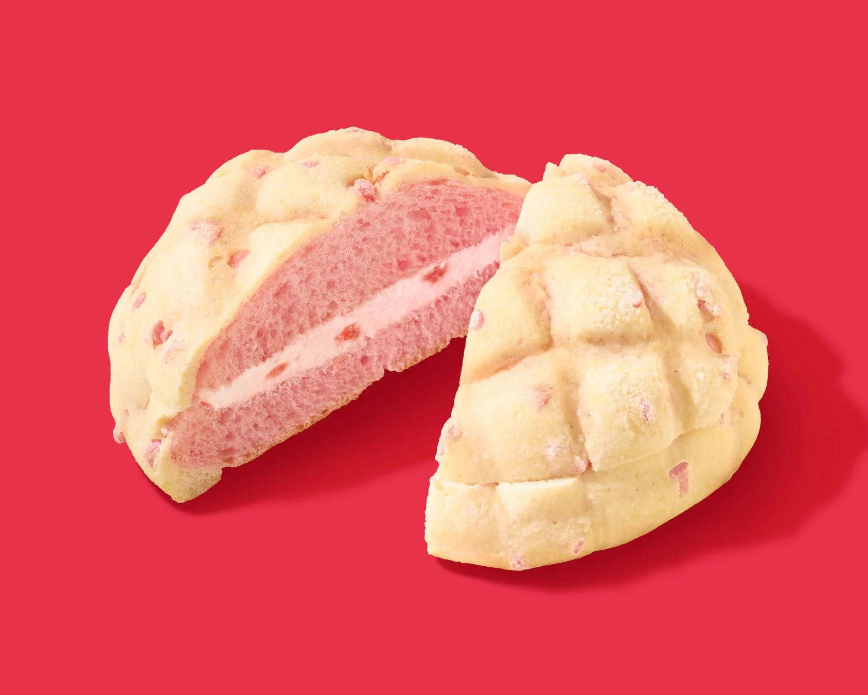 いちご果肉入りミルクホイップがサンドされたつぶつぶいちごミルクメロンパン