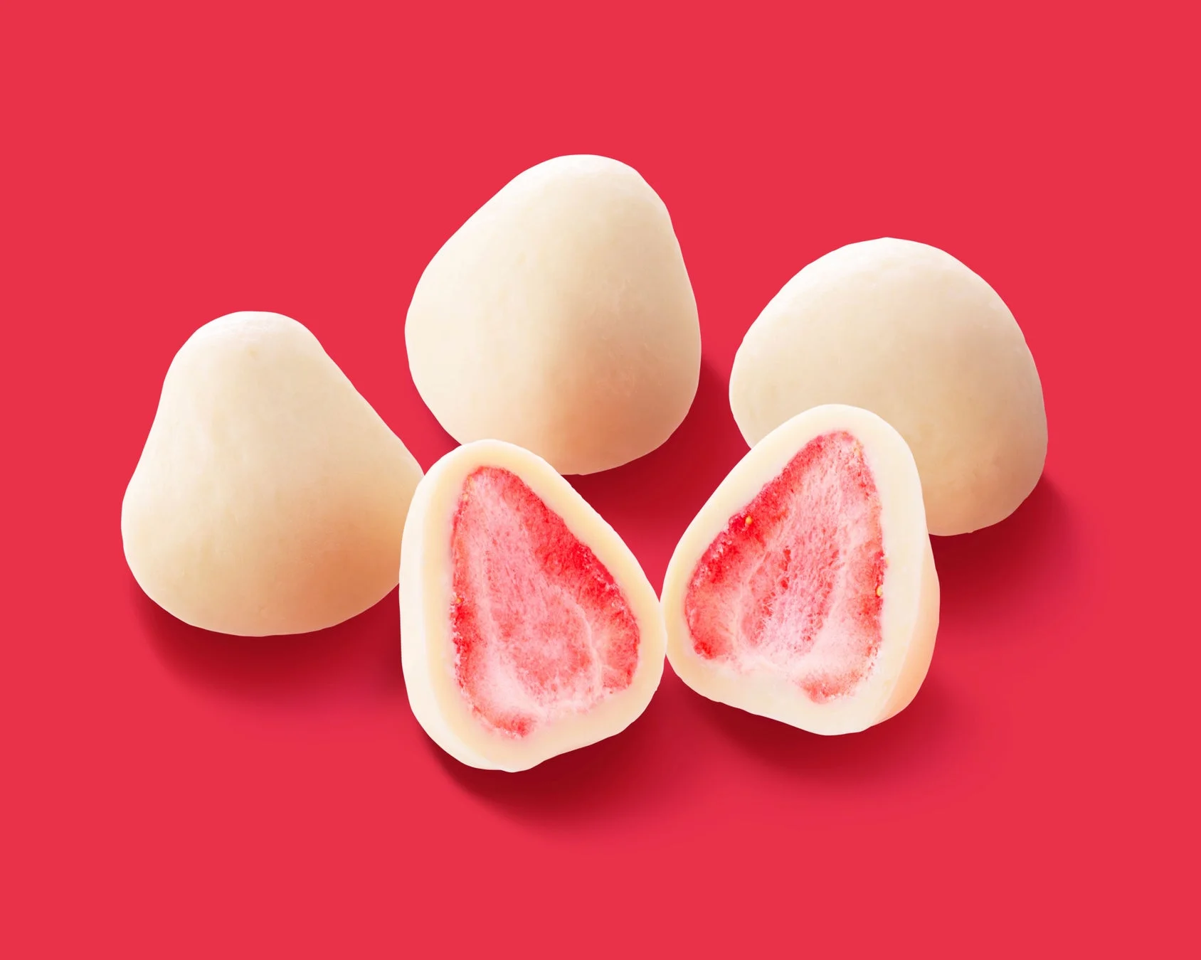 フリーズドライいちごをホワイトチョコレートで包んだストロベリーチョコホワイト