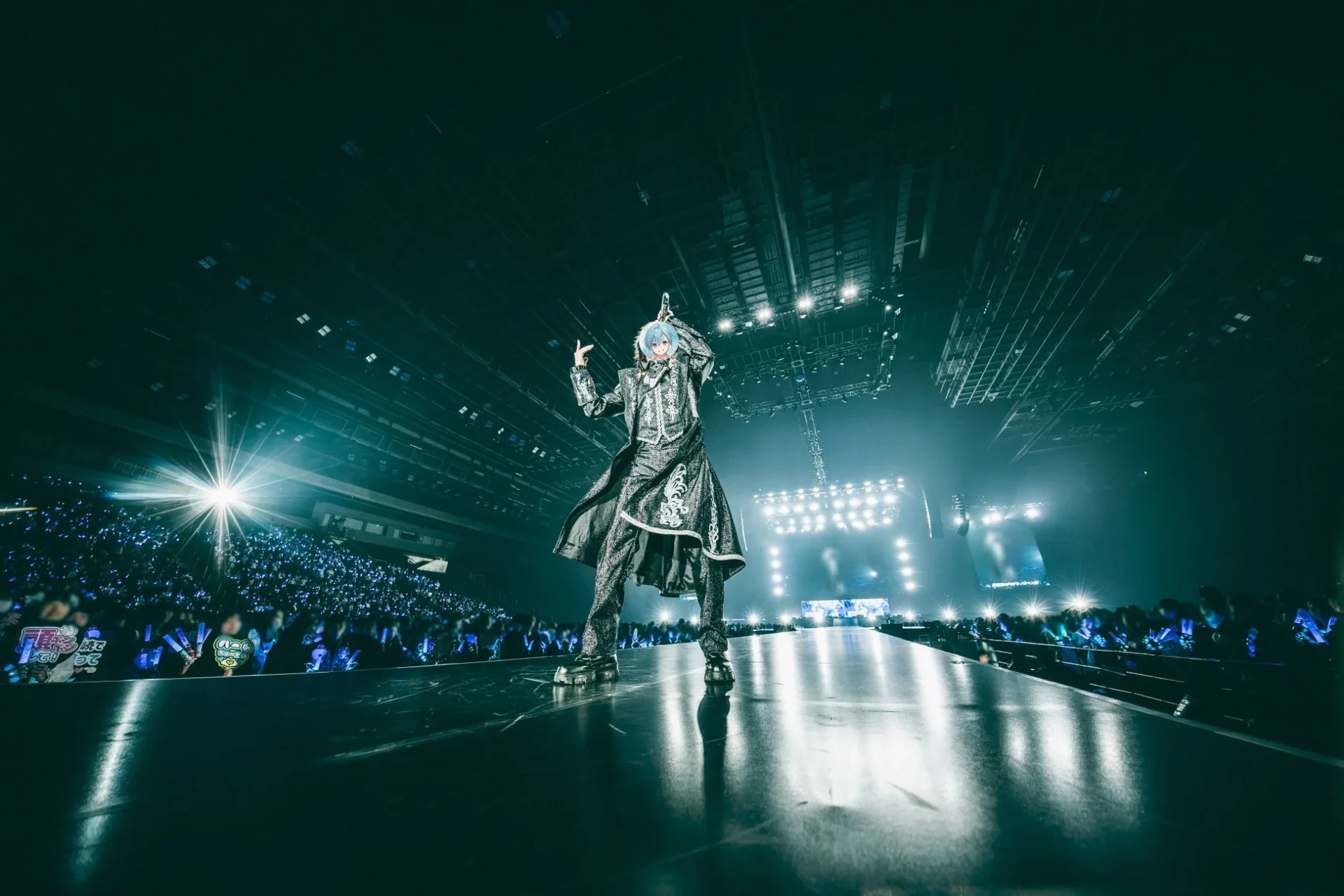 黒王子衣装でパフォーマンスするころん。