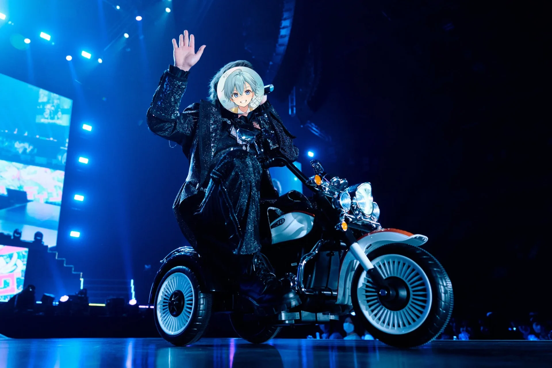 花道をミニバイクに乗って進むころん。