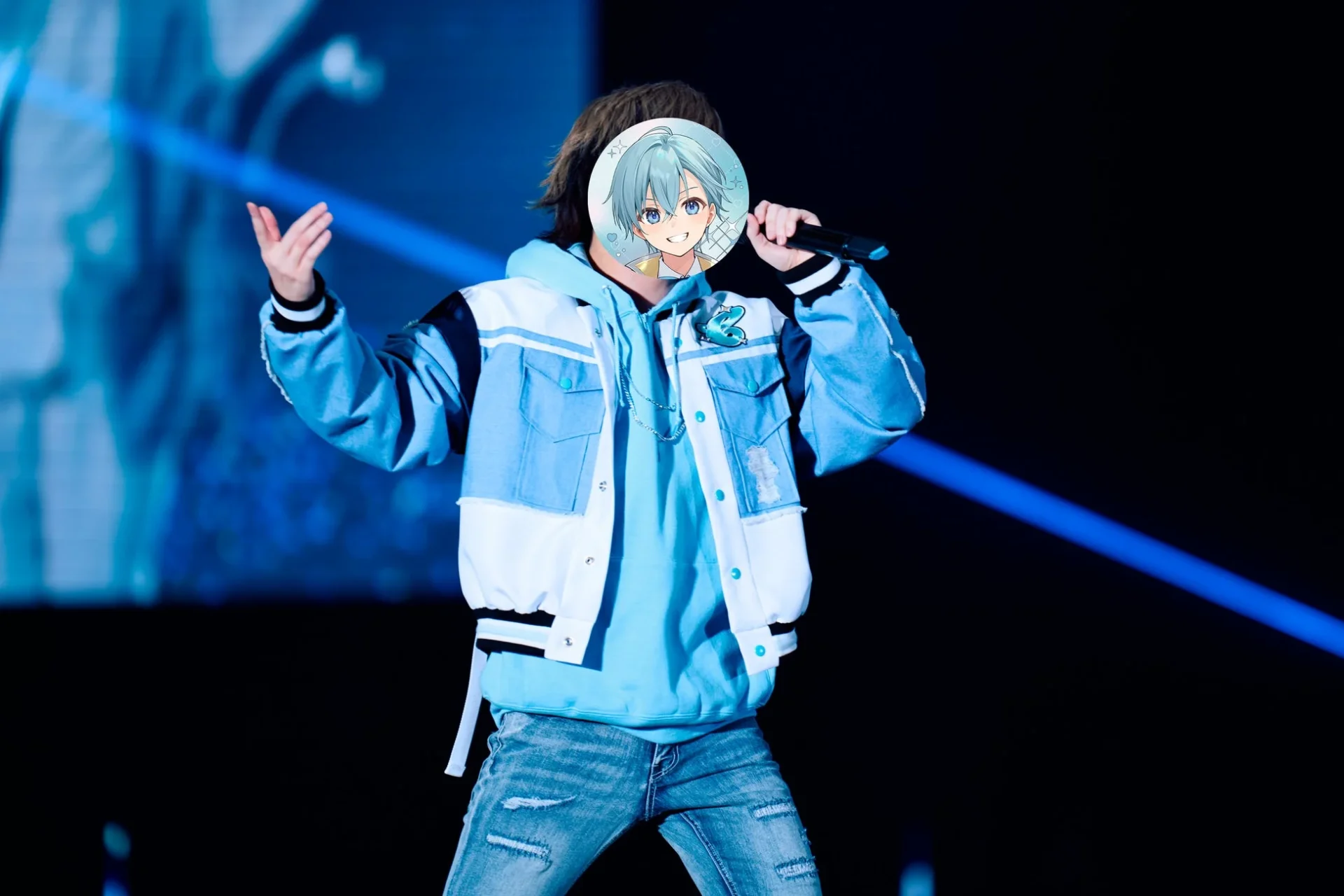 水色のジャケット衣装で歌唱するころん。