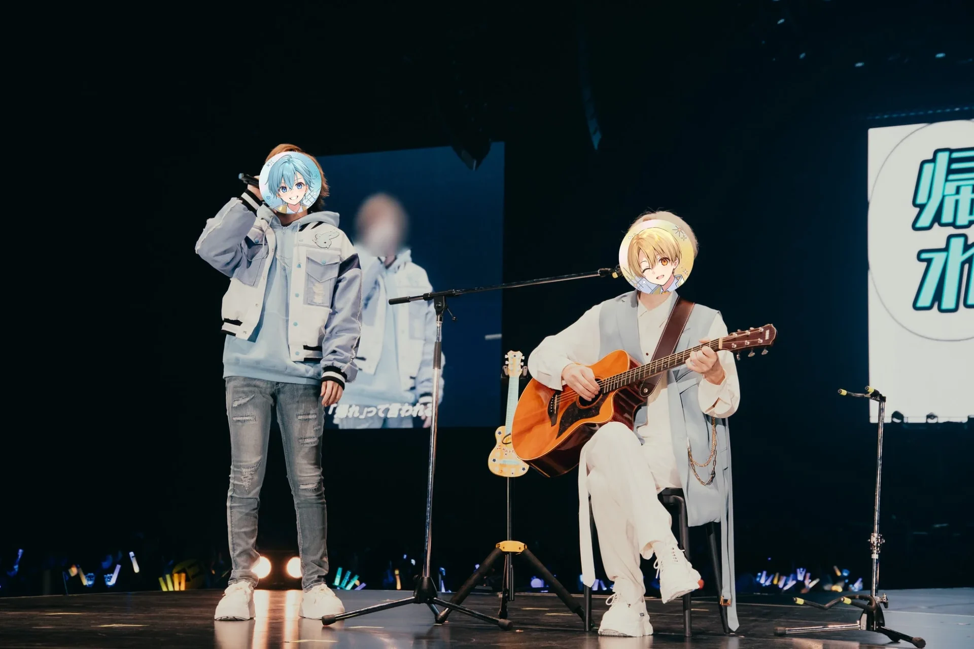 ゲストとギターを演奏しながらコラボレーションするころん。