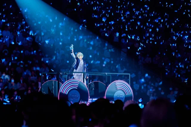 DJフロートに乗って客席にファンサービスをするころん。