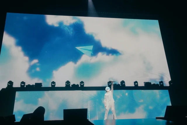 「空色エンドロール」を歌唱し、青空の演出と共に立つころん。