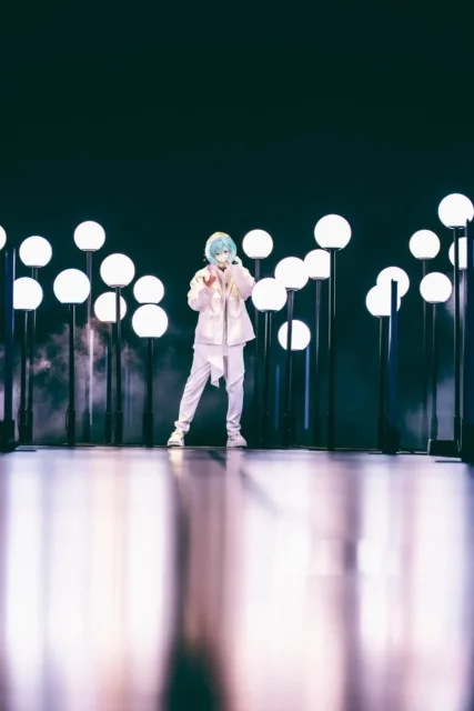 球体ランプに囲まれたステージで歌い上げるころん。