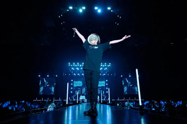 アンコールで「敗北ヒーロー」を歌唱するころん。