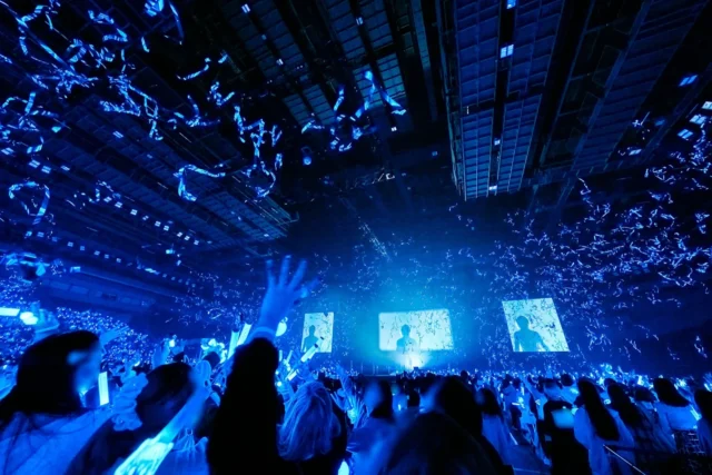 青いペンライトと紙吹雪で熱狂するさいたまスーパーアリーナの観客席。