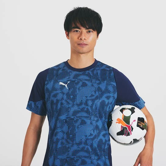 サッカーユニフォーム姿でボールを抱えるNEWTアンバサダー三笘薫氏