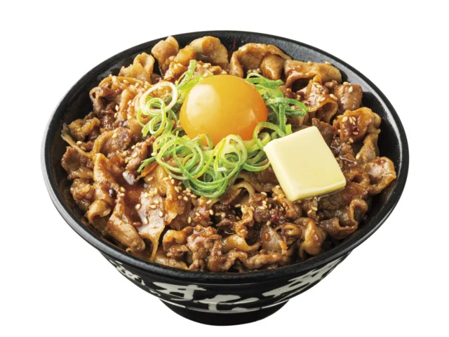 肉肉Wカルビすた丼、卵黄とバターが乗った大盛り焼肉丼