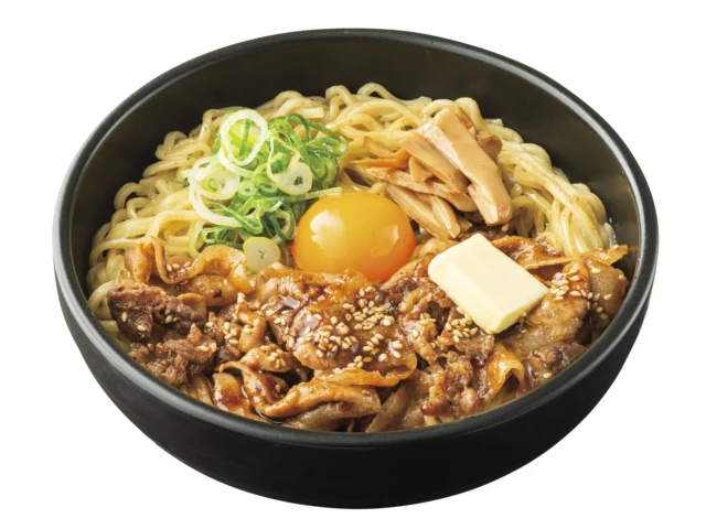 肉肉Wカルビすたみな油そば、麺の上に肉と卵黄、バターが乗った油そば