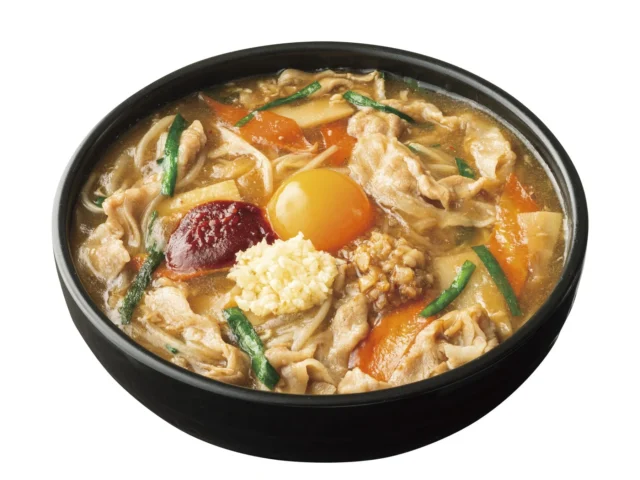 極盛り背脂ニンニクあんかけすた麺、卵黄と赤ダレ、ニンニク、背脂が乗ったあんかけ油そば