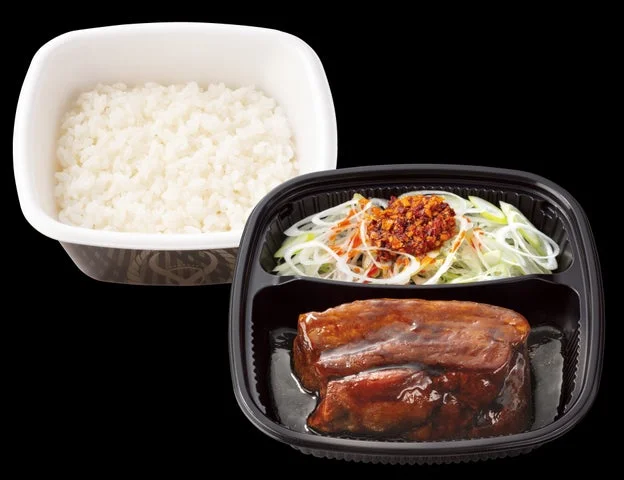 吉野家の厚切り豚角煮定食のテイクアウト容器、ご飯と豚角煮が別々に提供