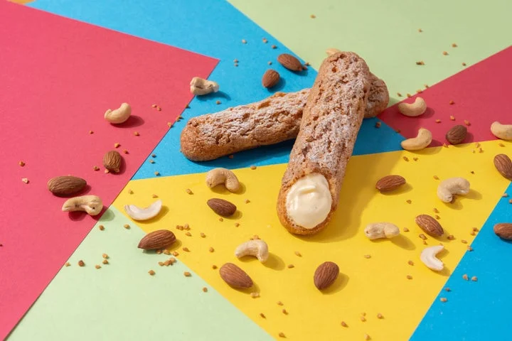 カラフルな背景に置かれたザクザク!スティックシューとナッツ。