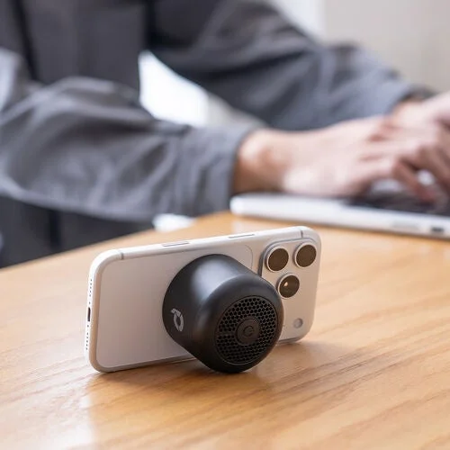 スマートフォンを立てかけるようにして使えるスピーカー