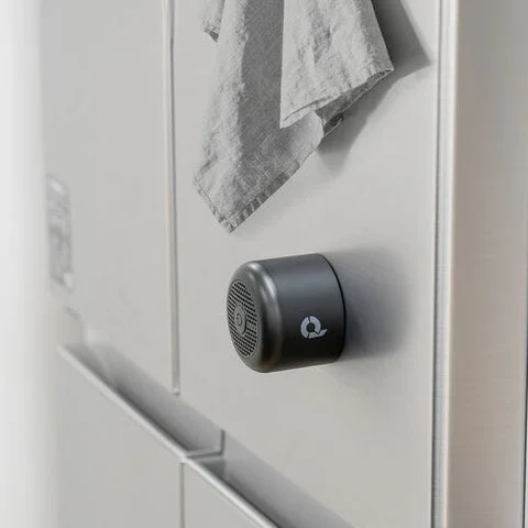 キッチンで冷蔵庫にマグネットで設置されたスピーカー