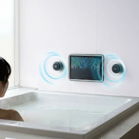 お風呂の壁に2台のスピーカーを設置しステレオ再生する様子