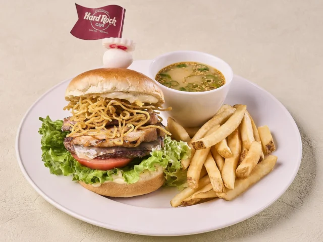 ナルトのラーメンバーガー。ビーフパティと揚げラーメンが特徴