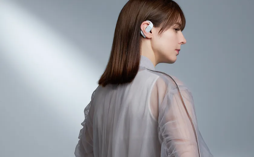 ブルーグレーのHP-H300BTを装着した女性の側面