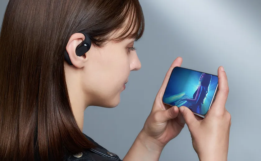 HP-H300BTを装着して動画を視聴する女性の様子