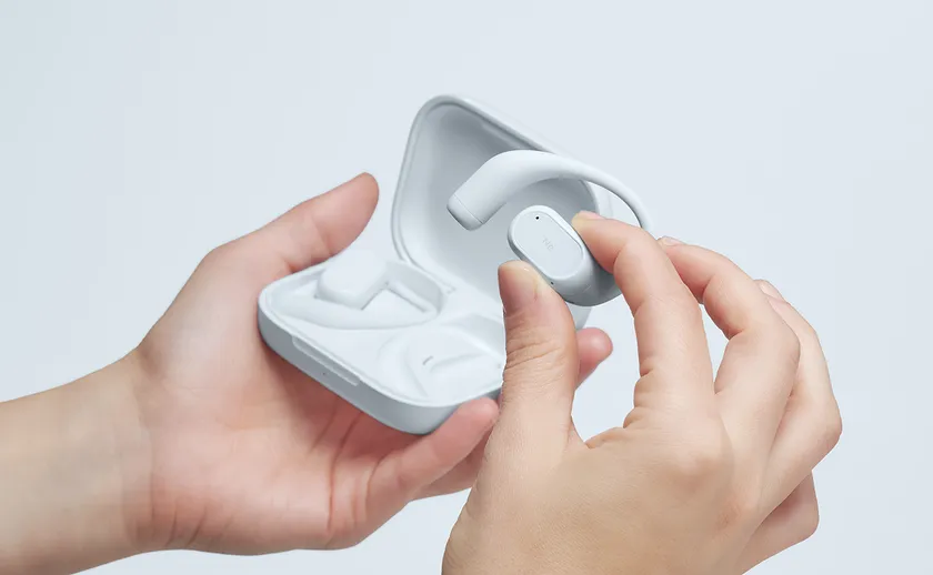 HP-H300BTのイヤホンを充電ケースから取り出す手元