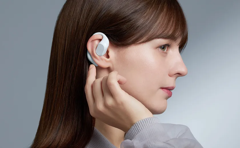 ブルーグレーのHP-H300BTを装着した女性の側面