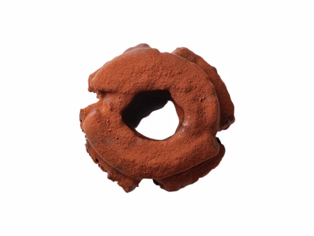 ベルギーチョコムースがたっぷり絞られたオールドファッションドーナツ
