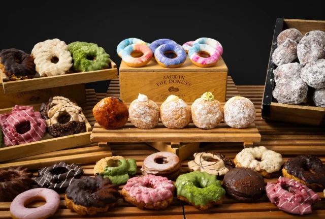 ジャックインザドーナツのショーケースに並べられた色とりどりのドーナツ