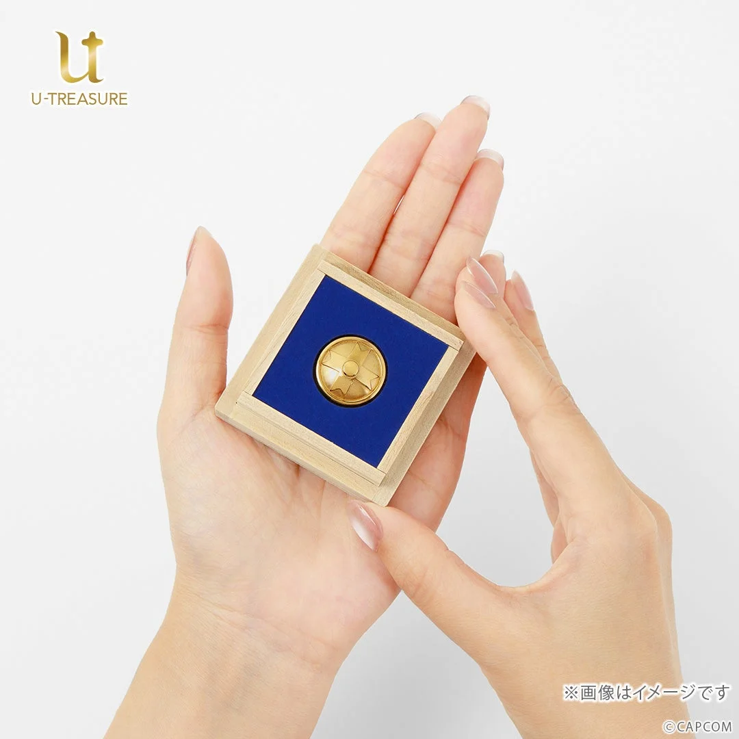 成歩堂龍ノ介モデルの第二ボタンを手に持った様子