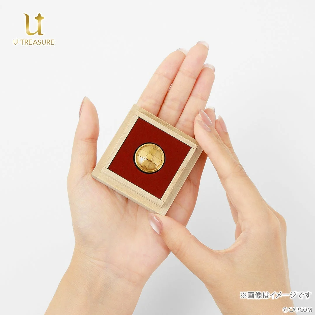 亜双義一真モデルの第二ボタンを手に持った様子