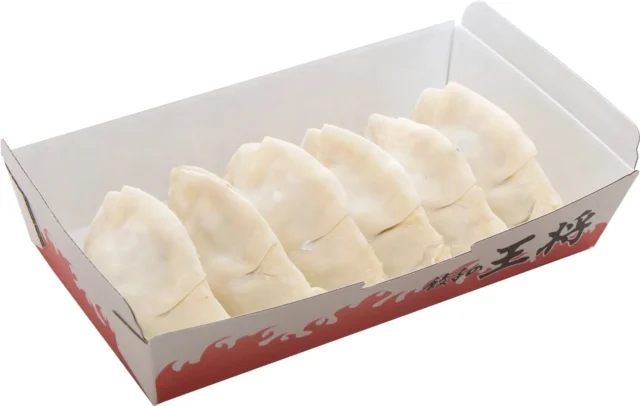 お持ち帰り用の生餃子が6個入ったパック